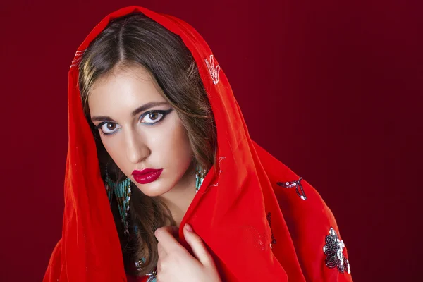 Молодий вродлива жінка в індійський червоне плаття인디언 레드 드레스를 입고 젊은 예쁜 여자 — 스톡 사진