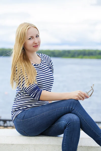 Junge schöne Frau — Stockfoto