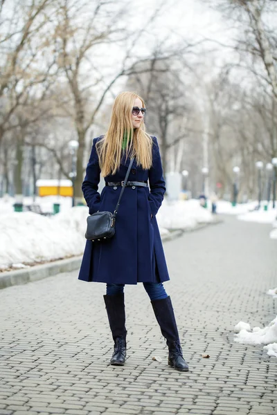 Молодая женщина в синем пальто — стоковое фото
