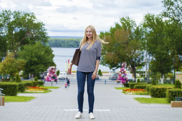 Giovani belle donne in blue jeans e gilet a righe — Foto Stock