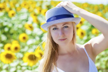 Güzel bir sarışın genç kadın üzerinde beyaz elbiseli portresi bir