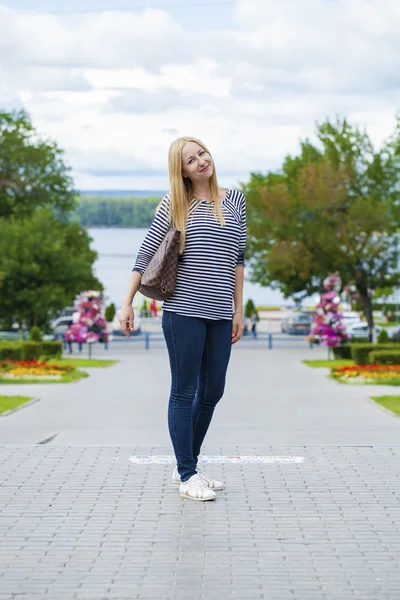 Junge schöne Frauen in blauen Jeans und gestreifter Weste — Stockfoto