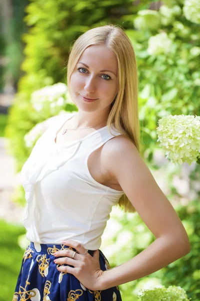 Portret van jonge blonde vrouw — Stockfoto