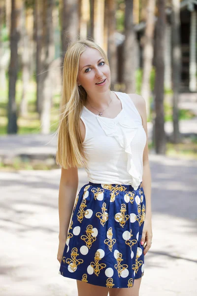 Retrato de mujer rubia joven —  Fotos de Stock