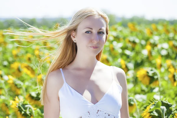 Güzel bir sarışın genç kadın üzerinde beyaz elbiseli portresi bir — Stok fotoğraf