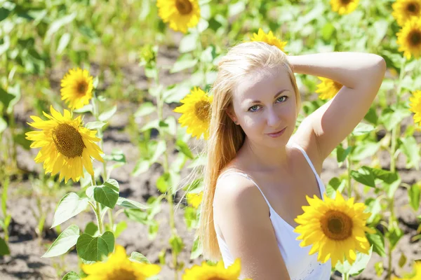 Krásná mladá blondýnka v bílých šatech na portrét — Stock fotografie