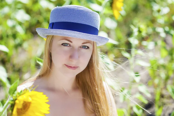 Porträt einer schönen jungen blonden Frau in einem weißen Kleid auf einem — Stockfoto