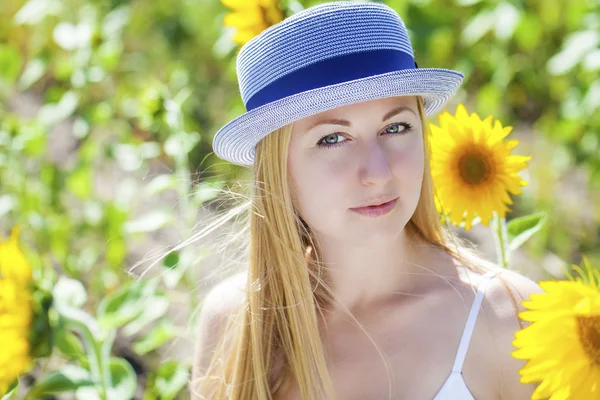 Portret van een mooie jonge blonde vrouw in een witte jurk op een — Stockfoto