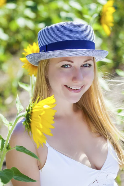 Porträtt av en vacker ung blond kvinna i en vit klänning på en — Stockfoto