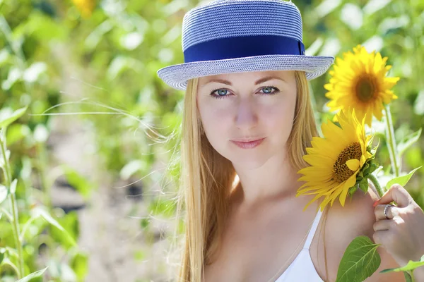 Porträt einer schönen jungen blonden Frau in einem weißen Kleid auf einem — Stockfoto