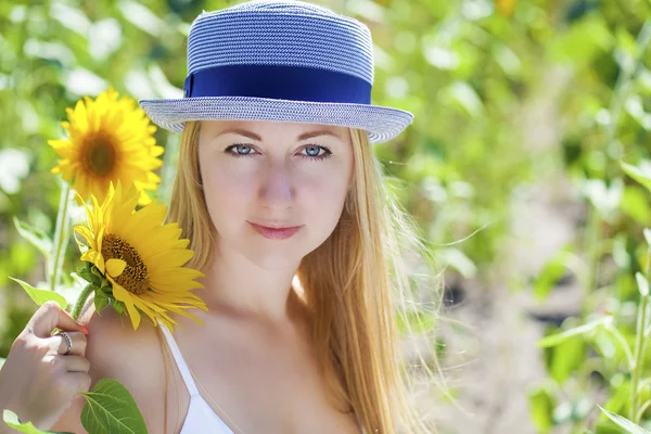 Portret van een mooie jonge blonde vrouw in een witte jurk op een — Stockfoto