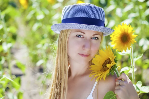 Porträtt av en vacker ung blond kvinna i en vit klänning på en — Stockfoto