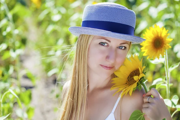 Porträt einer schönen jungen blonden Frau in einem weißen Kleid auf einem — Stockfoto