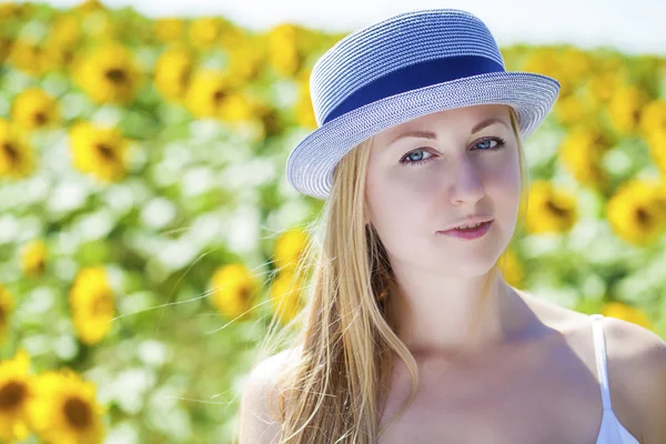 Portret van een mooie jonge blonde vrouw in een witte jurk op een — Stockfoto