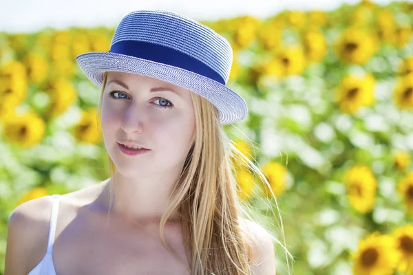 Krásná mladá blondýnka v bílých šatech na portrét — Stock fotografie