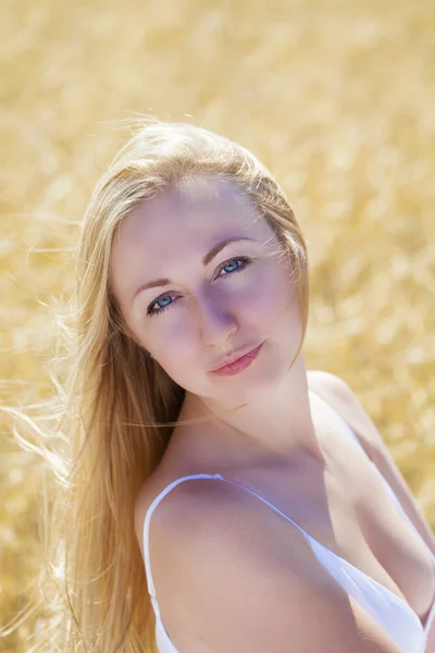 Piękna młoda blondynka — Zdjęcie stockowe