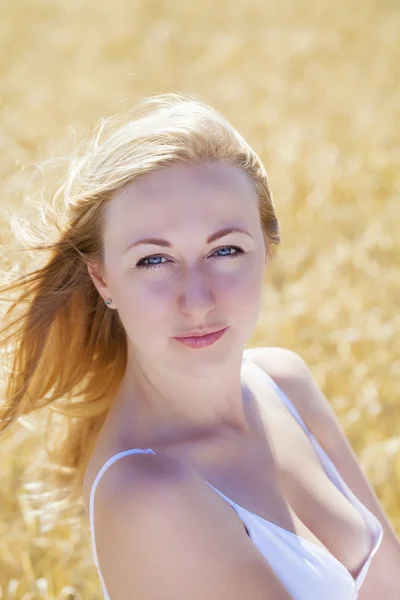 Mooie jonge blonde vrouw — Stockfoto