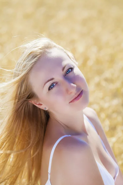 Mulher loira jovem bonita — Fotografia de Stock