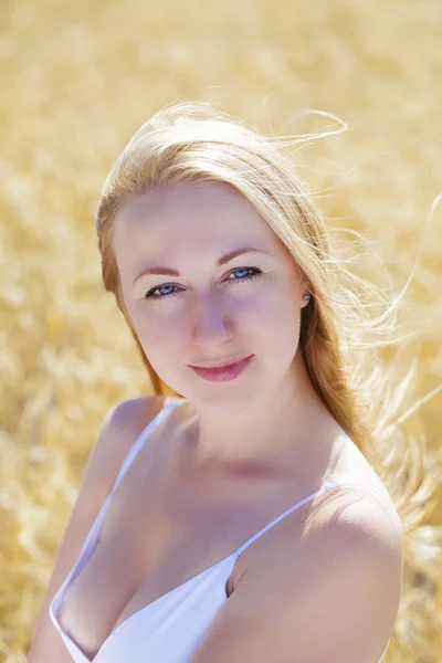 Красивая молодая блондинка — стоковое фото