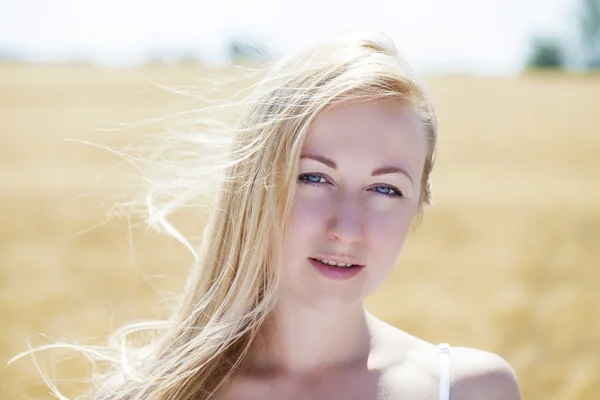 Mulher loira jovem bonita — Fotografia de Stock