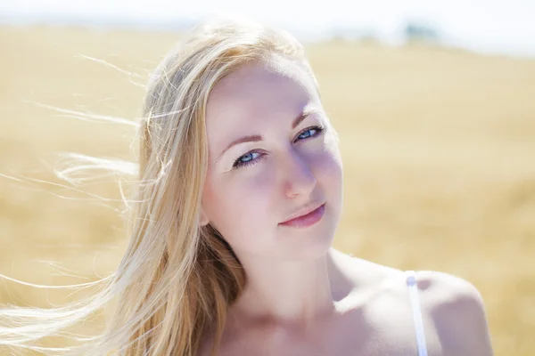 Mulher loira jovem bonita — Fotografia de Stock