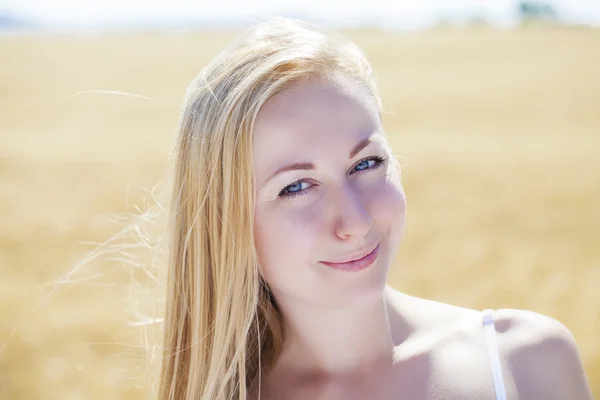 Mulher loira jovem bonita — Fotografia de Stock