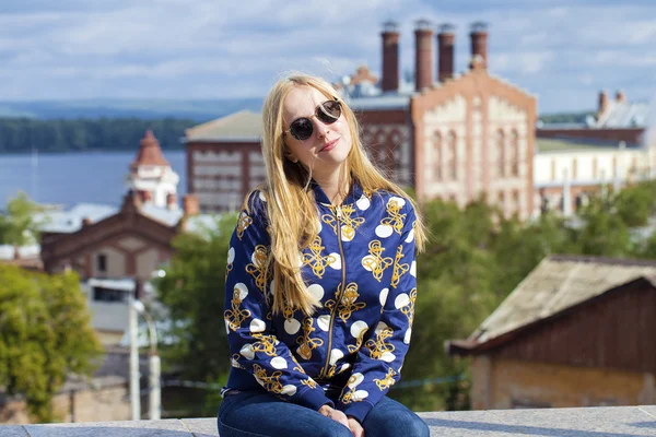 Charming happy blonde girl in sunglasses — Stock Photo, Image