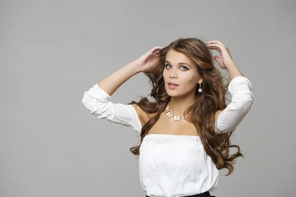 Beauty porträtt av ung attraktiv modell — Stockfoto