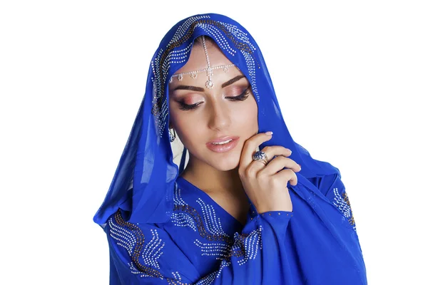 Fiatal hagyományos ázsiai indiai nő az indiai kék sari — Stock Fotó