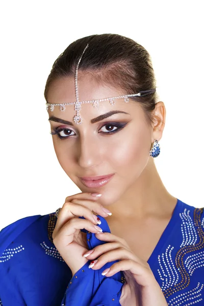 Jovem mulher indiana asiática tradicional em sari azul indiano — Fotografia de Stock