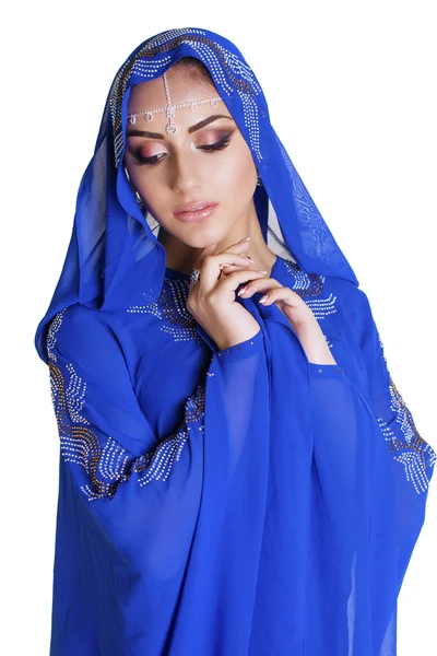 Молодая традиционная азиатская индийская женщина в индийском синем сари — стоковое фото