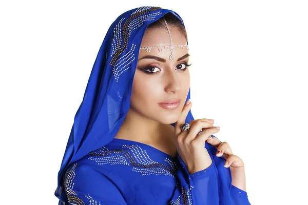 Jovem mulher indiana asiática tradicional em sari azul indiano — Fotografia de Stock