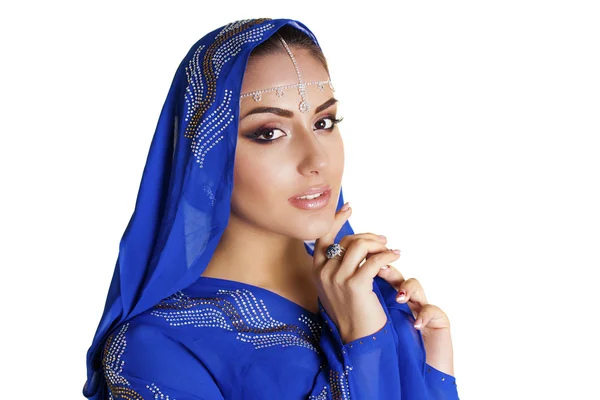Молодая традиционная азиатская индийская женщина в индийском синем сари — стоковое фото