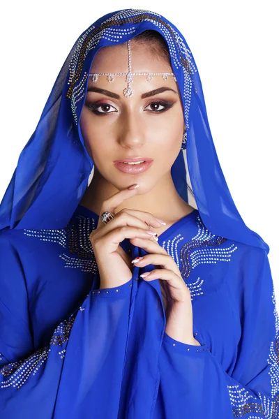 Jeune femme indienne asiatique traditionnelle en sari bleu indien — Photo