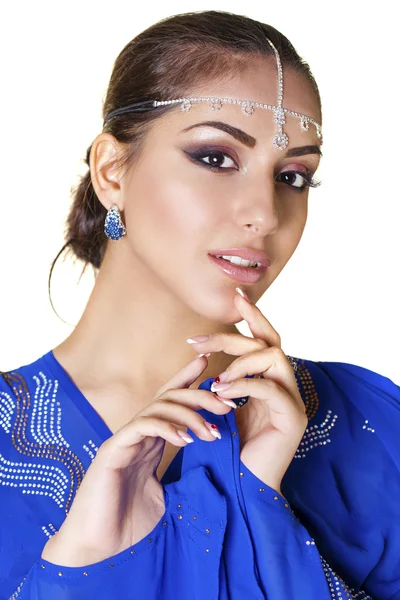 Jeune femme indienne asiatique traditionnelle en sari bleu indien — Photo