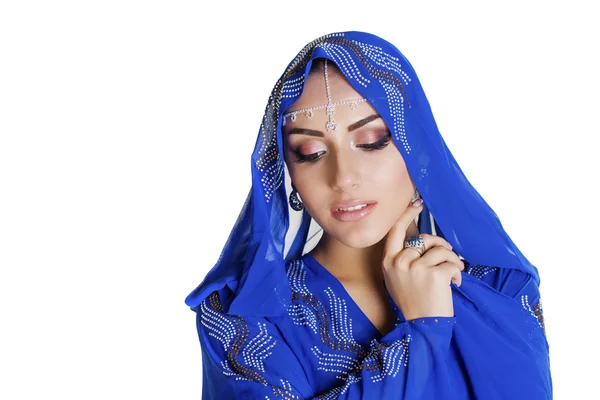 Jeune femme indienne asiatique traditionnelle en sari bleu indien — Photo