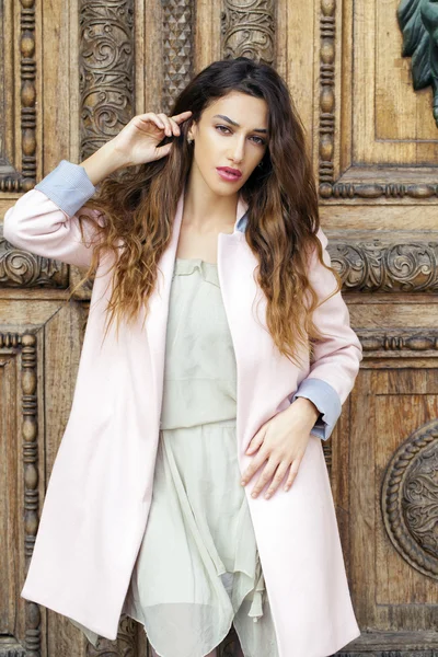 Sexy jonge brunette vrouw roze jas — Stockfoto