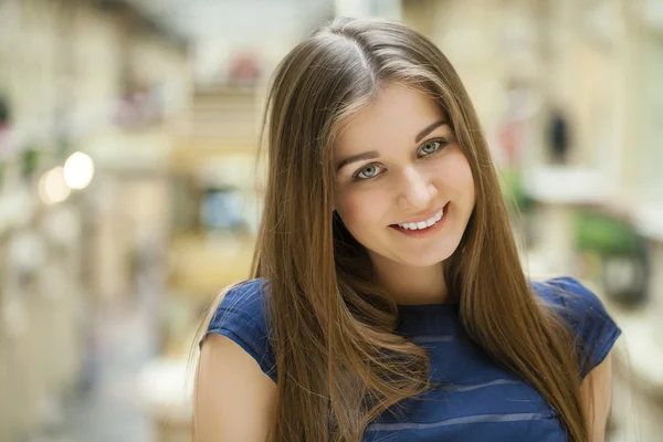A fiatal, szép, boldog nő közelről portré — Stock Fotó