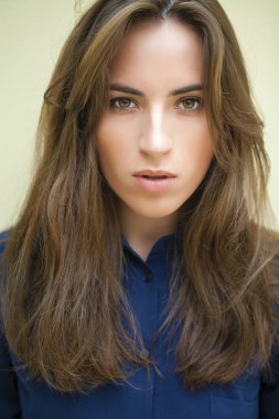 Siyah elbiseli genç güzel kadının yakın çekim