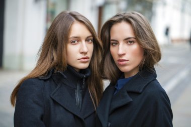 Kadar yakın iki arkadaş siyah paltolu portresi 