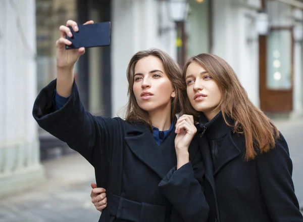 Close Up portret van twee vrienden in een zwarte jas — Stockfoto
