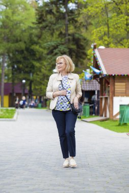 Bahar parkta yürüyen yaşlı kadın