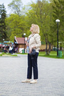 Bahar parkta yürüyen yaşlı kadın