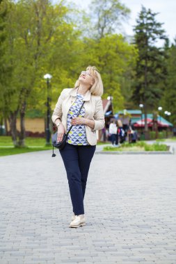 Bahar parkta yürüyen yaşlı kadın