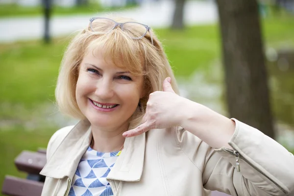 Närbild porträtt av härlig mellersta äldre kvinna i parken sommaren — Stockfoto