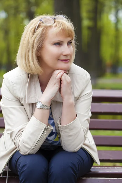 Närbild porträtt av härlig mellersta äldre kvinna i parken sommaren — Stockfoto