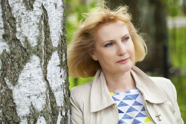 Close-up van portret van mooie midden leeftijd vrouw in de zomer park — Stockfoto