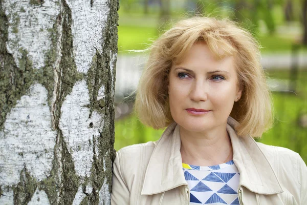 Primer plano retrato de la encantadora mujer de mediana edad en el parque de verano —  Fotos de Stock