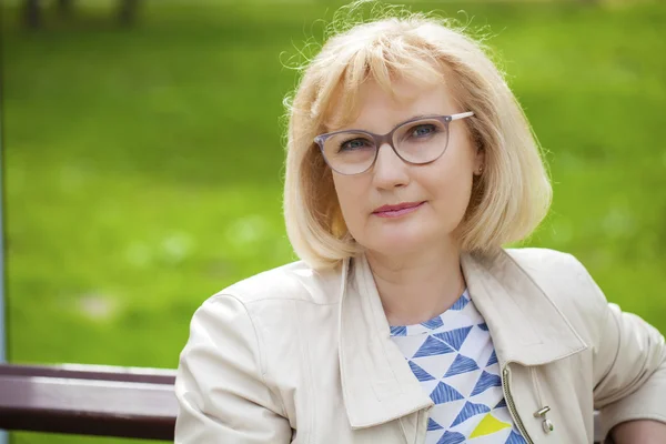 Närbild porträtt av härlig mellersta äldre kvinna i parken sommaren — Stockfoto