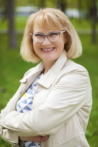 Close up portrait of lovely middle aged woman in the summer park — Stock Photo, Image